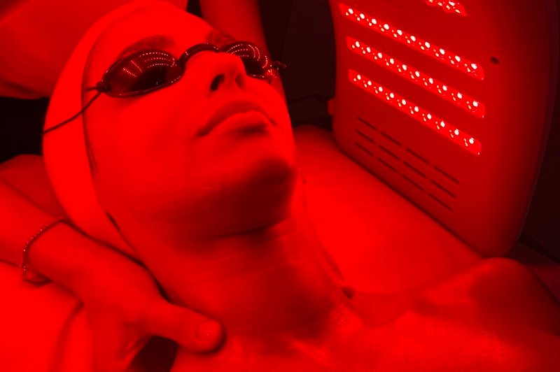 Máscara LED aplicada sobre rostro para colágeno